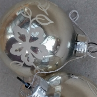 hvid dekoration på sølvfarvede glas julekugler gammelt julepynt til juletræet